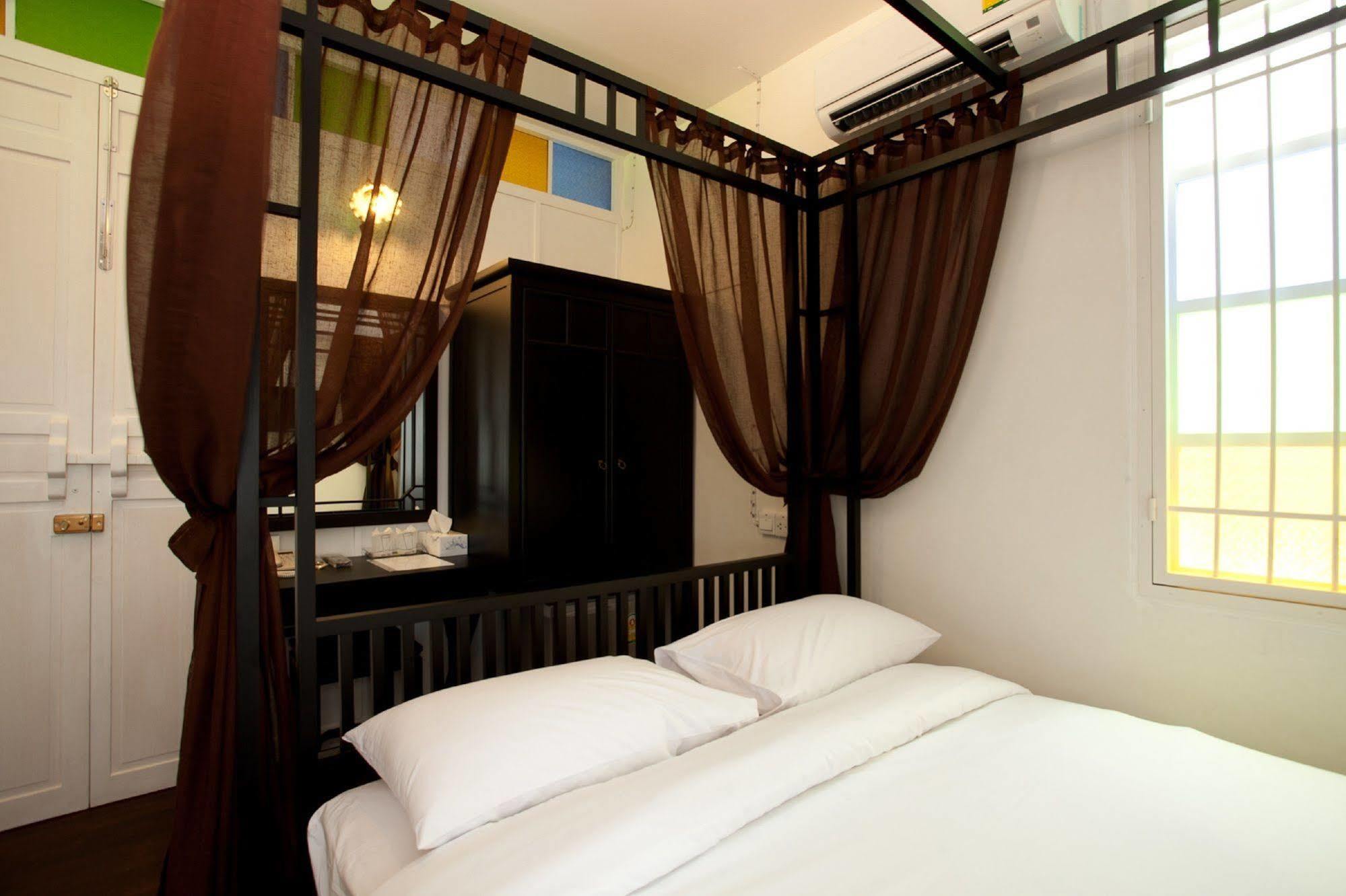 99 Oldtown Boutique Guesthouse Sha Extra Plus Phuket Dış mekan fotoğraf