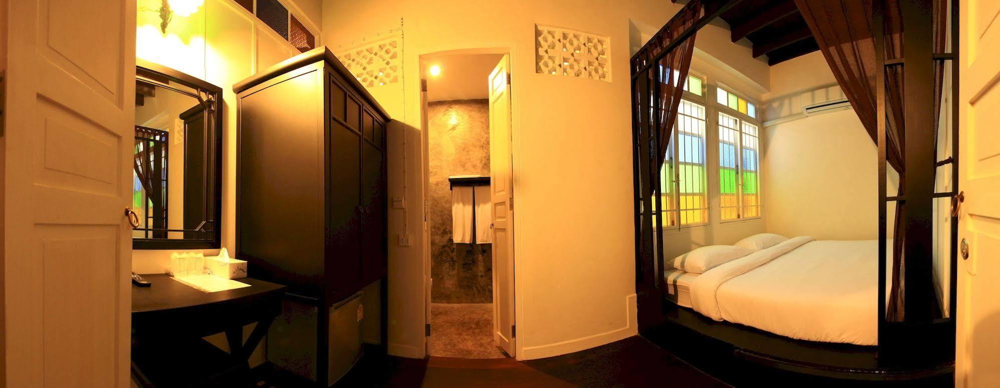 99 Oldtown Boutique Guesthouse Sha Extra Plus Phuket Dış mekan fotoğraf