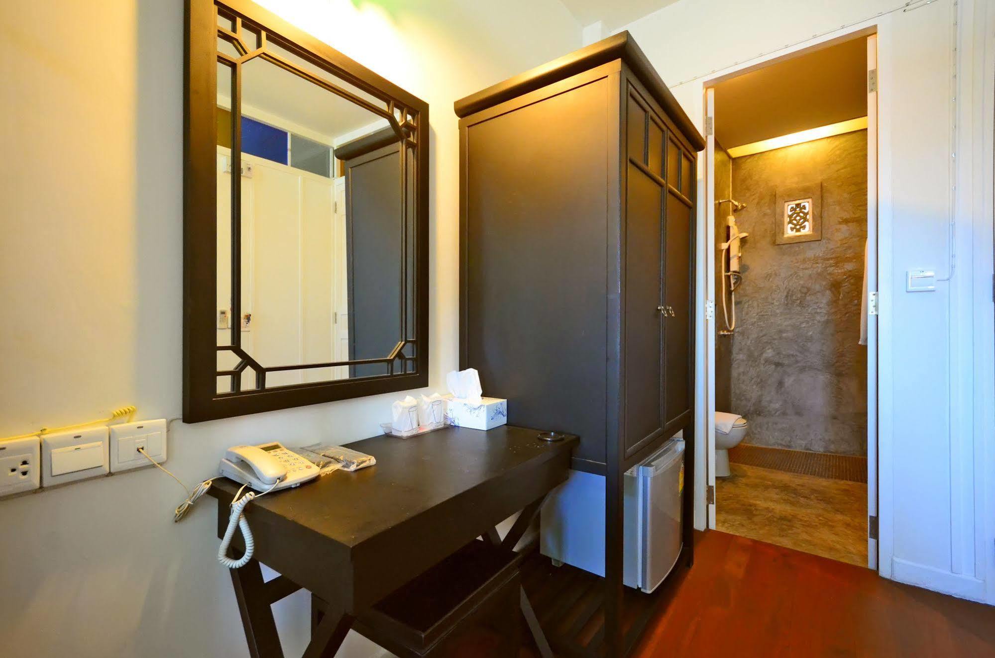 99 Oldtown Boutique Guesthouse Sha Extra Plus Phuket Dış mekan fotoğraf